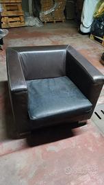 Poltrona moderna in pelle marrone scuro