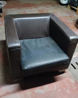 Poltrona moderna in pelle marrone scuro