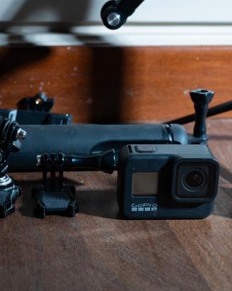 GoPro Hero 8 Black + Shorty + SD 64GB + Caricatore
