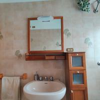 Arredamento completo bagno in legno ciliegio