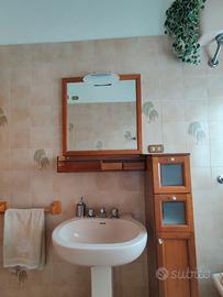 Arredamento completo bagno in legno ciliegio