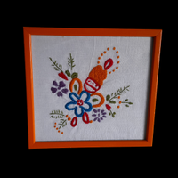 Ricamo floreale fatto a mano in cornice arancione