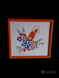 Ricamo floreale fatto a mano in cornice arancione