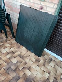 Tavolo e poltroncine da esterno