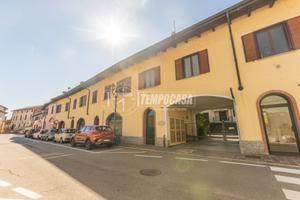 Negozio con due vetrine su strada, Via Cavour, Bes