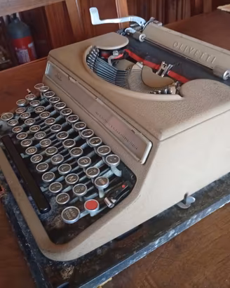 Macchina da scrivere Olivetti Studio 42 Beige
