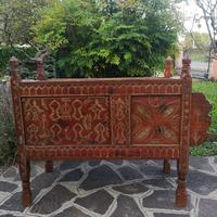 Credenza in stile etnico. 