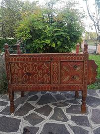 Credenza in stile etnico. 