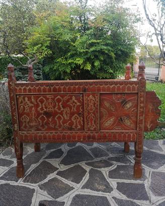 Credenza in stile etnico. 
