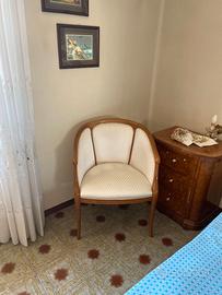 poltroncina da camera classica in legno e tessuto