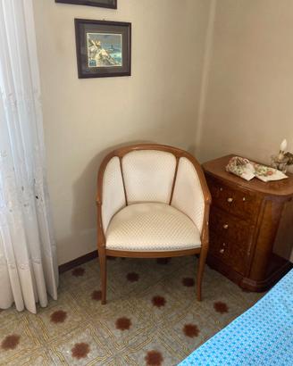 poltroncina da camera classica in legno e tessuto