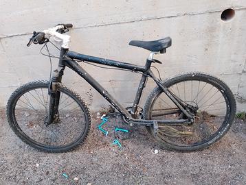 Mountain bike con freni a disco