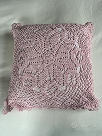 Cuscino rosa ricamato ad uncinetto
