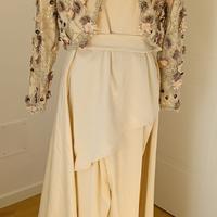 Tuta elegante 3 pezzi con gonna e giacca ricamata 