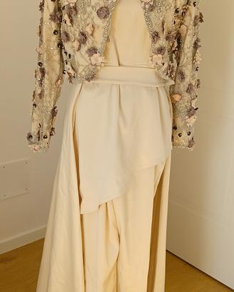 Tuta elegante 3 pezzi con gonna e giacca ricamata 