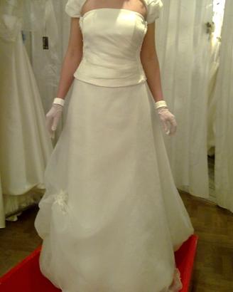 Vestito da sposa in seta e pizzo con coprispalle