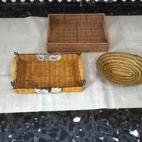 Due piccoli vassoi e un cesto in vimini/corda