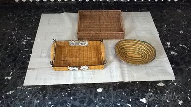 Due piccoli vassoi e un cesto in vimini/corda