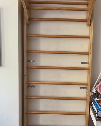 Spalliera svedese in legno con barra trazioni