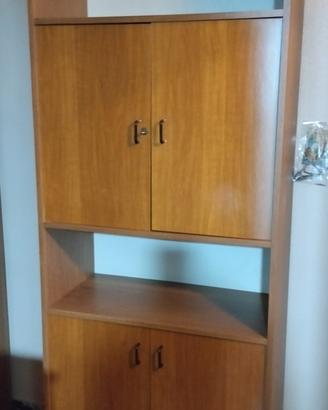 Armadietto in legno chiaro