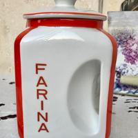 Vecchio barattolo per farina in ceramica