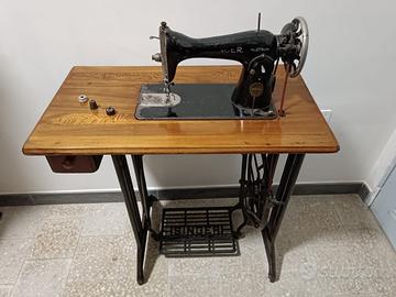 Macchina da cucire Singer e poltroncina