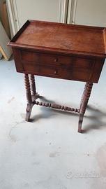 Antico tavolino in legno con cassetti