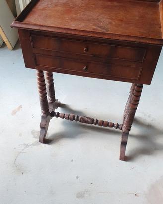 Antico tavolino in legno con cassetti