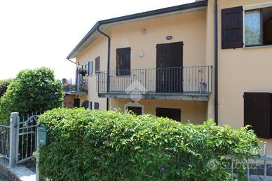 VILLA A SCHIERA A TOANO