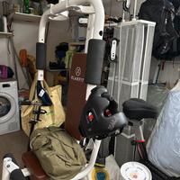 Palestra casalinga e bicicletta per allenamento