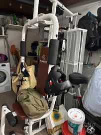 Palestra casalinga e bicicletta per allenamento