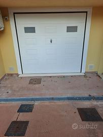 Porta basculante Ballan bianca con bugne e oblò