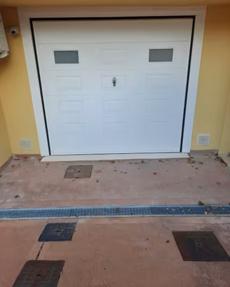 Porta basculante Ballan bianca con bugne e oblò