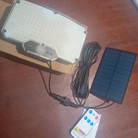 Faretto led con pannello solare e a sensore 