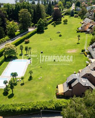 BILOCALE CON VISTA LAGO E PISCINA