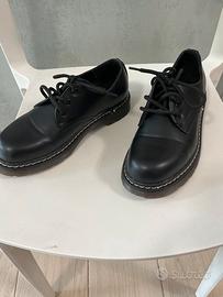 Scarpe chiuse nere con laccio