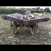 Carro da esterno dipinto a mano