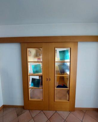 Porta scorrevole legno con vetri artigianali