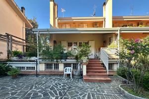 VILLA A SCHIERA D'ANGOLO A RENDE