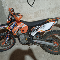 Moto enduro targata KTM 450