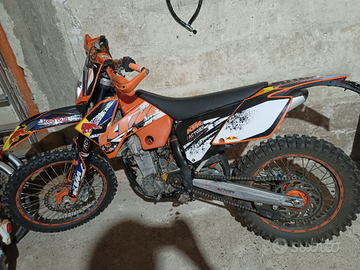 Moto enduro targata KTM 450