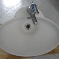 Lavabo ovale in ceramica