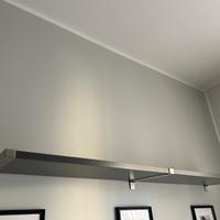 Mensole grigie con staffe