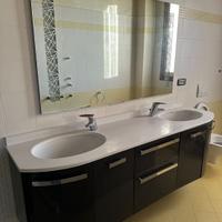 Mobile bagno con specchiera e doppio lavabo