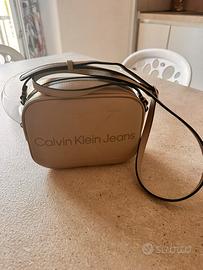 Borsa Calvin Klein a tracolla Abbigliamento e Accessori In