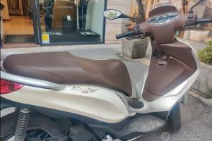 Piaggio Medley 150 con bauletto posteriore