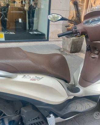 Piaggio Medley 150 con bauletto posteriore