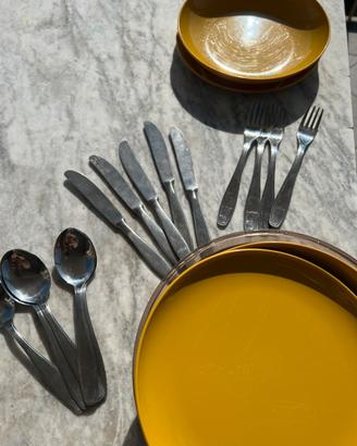 Piatti in plastica e posate  anni 70 GIOSTYLE