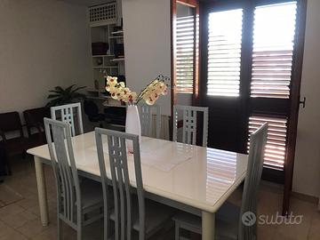 Tavolo in legno laccato bianco + 6 sedie