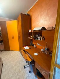  cameretta con scrivania, sedia e cassettiera
